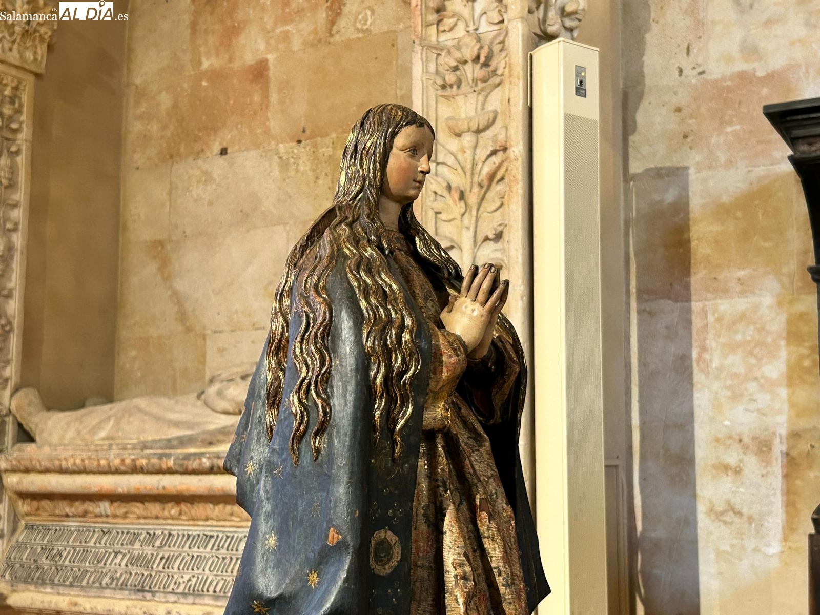 La Inmaculada ahumada de la Catedral de Salamanca recupera su luz y policromía tras seis meses de restauración