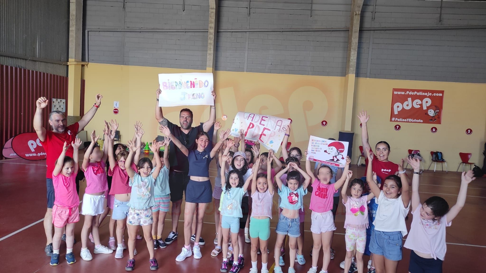 Jimeno graba con los niños del campus de patinaje de Cabrerizos para su sección en Cadena 100