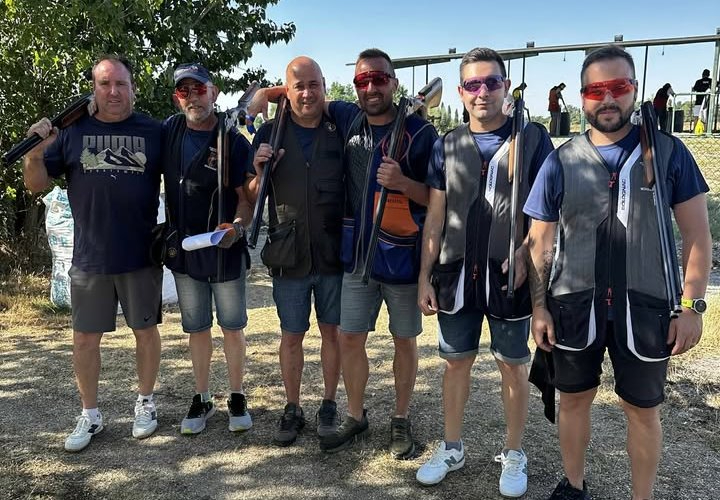 Miembros del Club Tiro al Plato Miróbriga participan en una tirada en el Campo de Cascabeles
