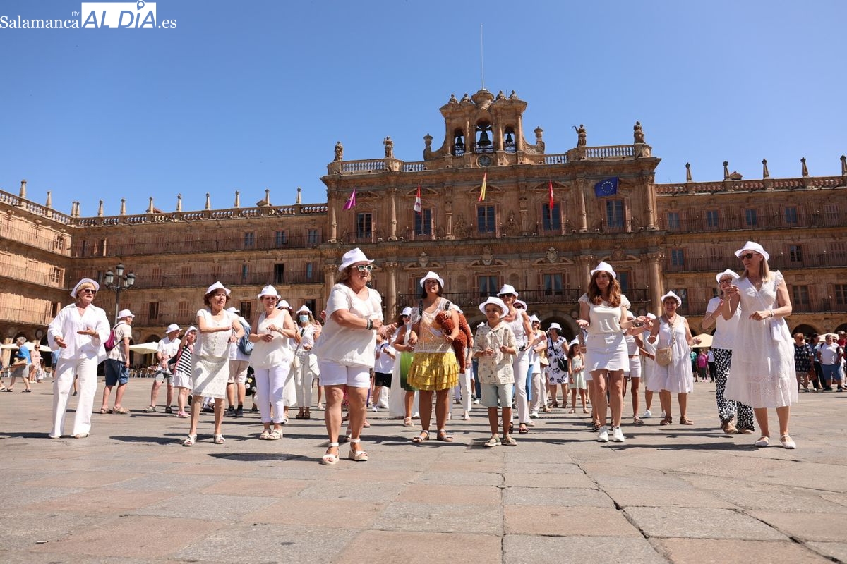 VÍDEO Y FOTOS | Un flashmob en Salamanca visibiliza y conciencia sobre el cáncer de piel 