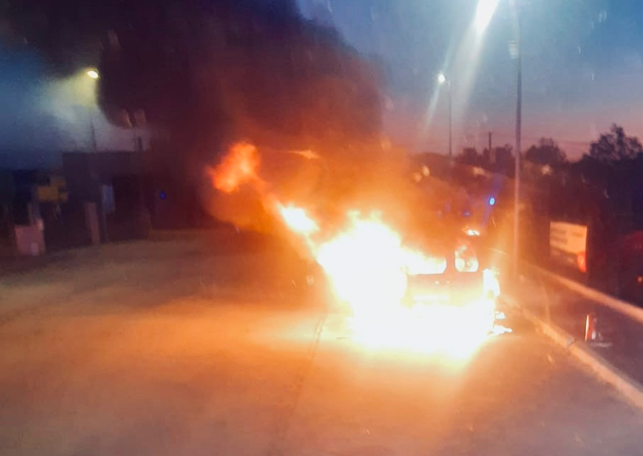 Una dotación y un voluntario de Peñaranda sofocan el incendio de un vehículo en el polígono El Inestal