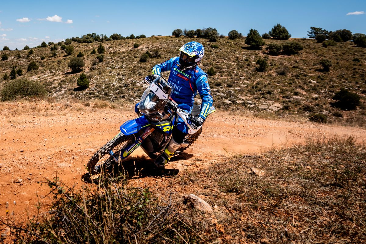 Lorenzo Santolino domina con autoridad la Baja España y acaricia su primera victoria