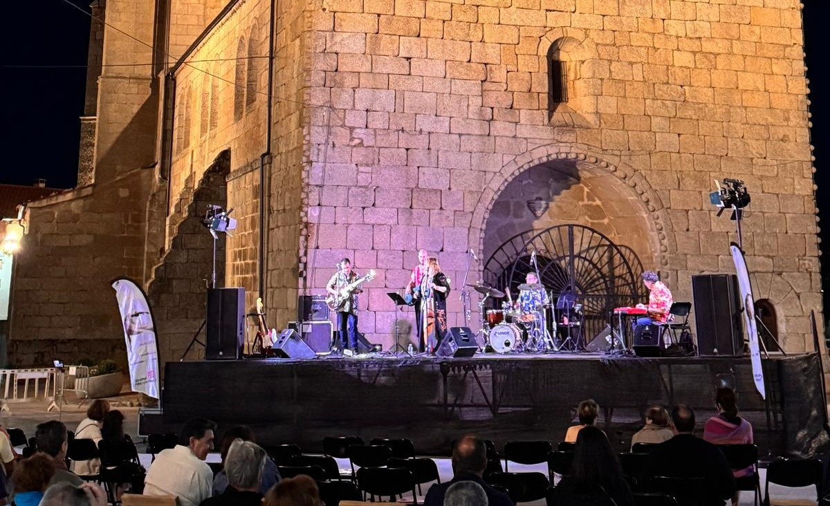 Ni el frío pudo con el blues: Mama Nat conquista el Escenario Patrimonio de Villavieja