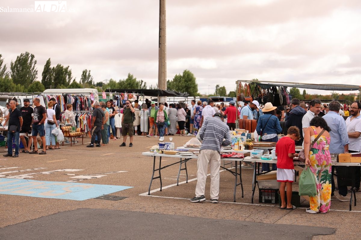 FOTOS | Buen ambiente este domingo en el Rastro de Salamanca