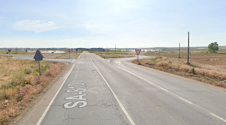 Dos vehículos colisionan frontalmente en la carretera SA-810 a la altura de Babilafuente