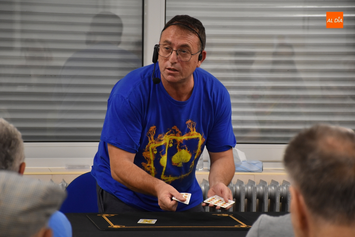 Óscar Huebra ofrece una tarde de magia en la Residencia Mixta por el Día de los Abuelos