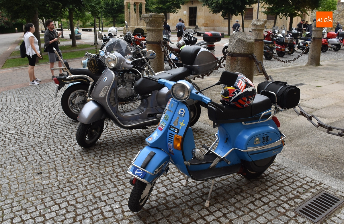 Una veintena de monturas participa en el 2º Paseo en Vespa