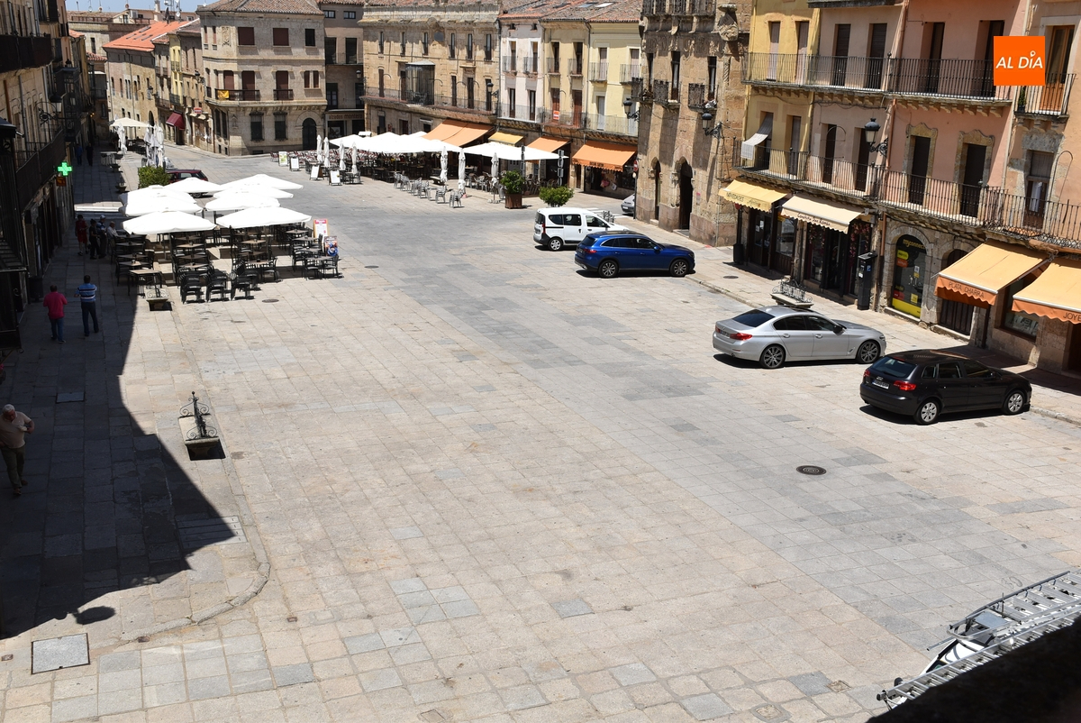 Varios vehículos ‘se resisten’ a abandonar la Plaza Mayor en las primeras horas de prohibición