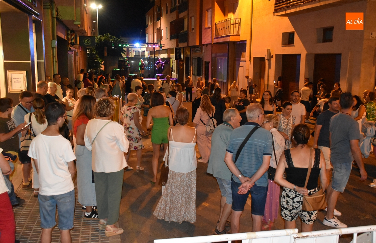 El Grupo Obsession comanda una entretenida noche de baile en Santa Ana