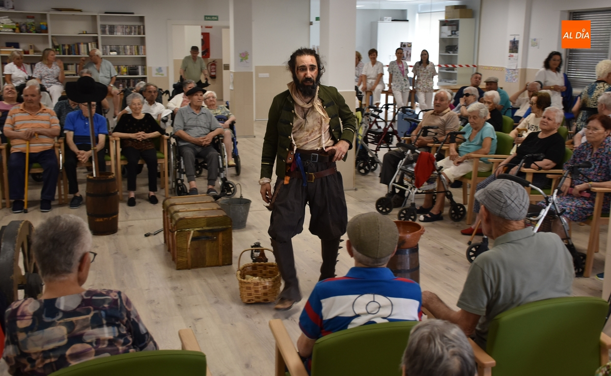 Sergio Cardoso lleva ‘La Puerta de Europa’ hasta la Residencia Mixta Provincial