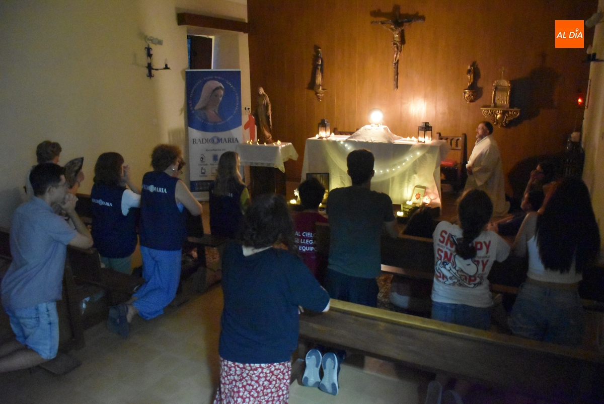 Los jóvenes de Shekinah se acercan a Radio María a través de su Reina