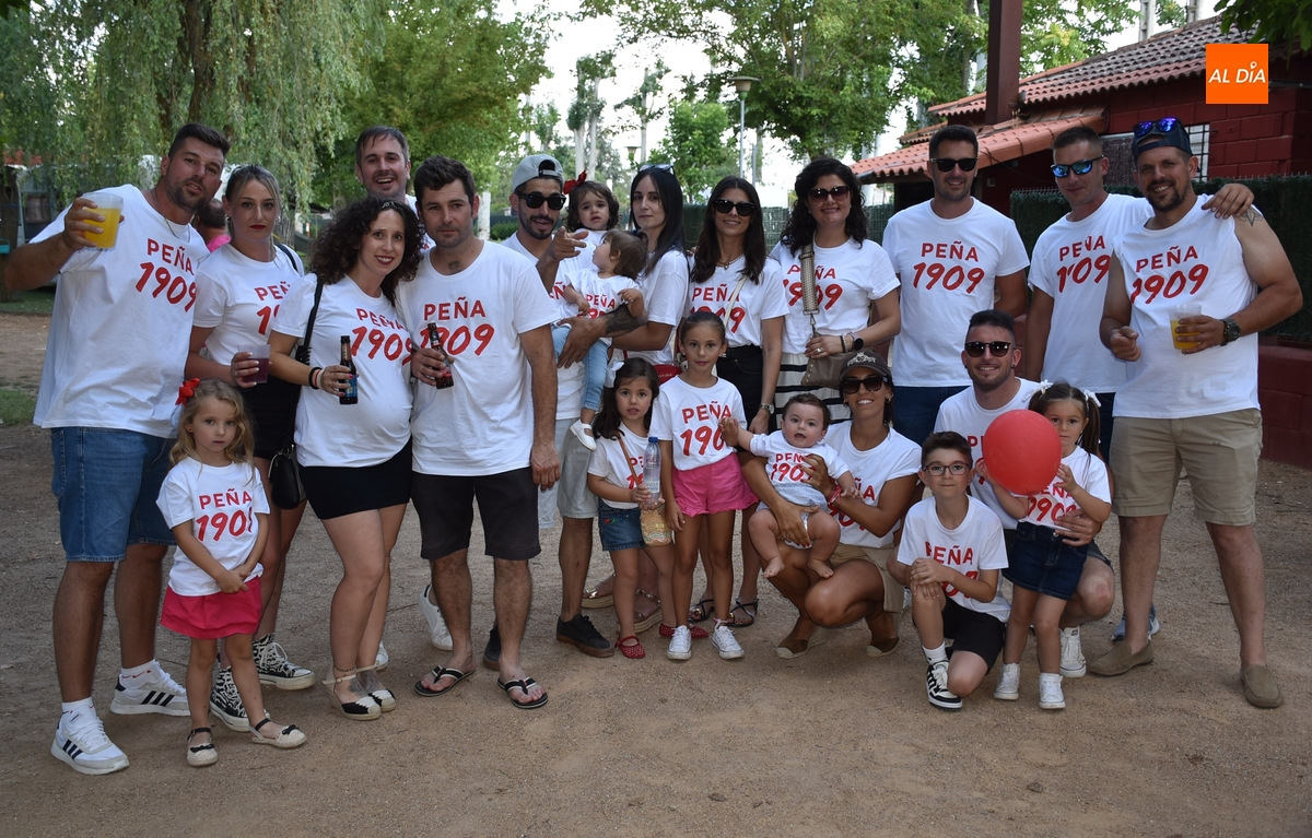 La Peña 1909 hace su debut en una larga tarde festiva guiada por los sones de Manliao