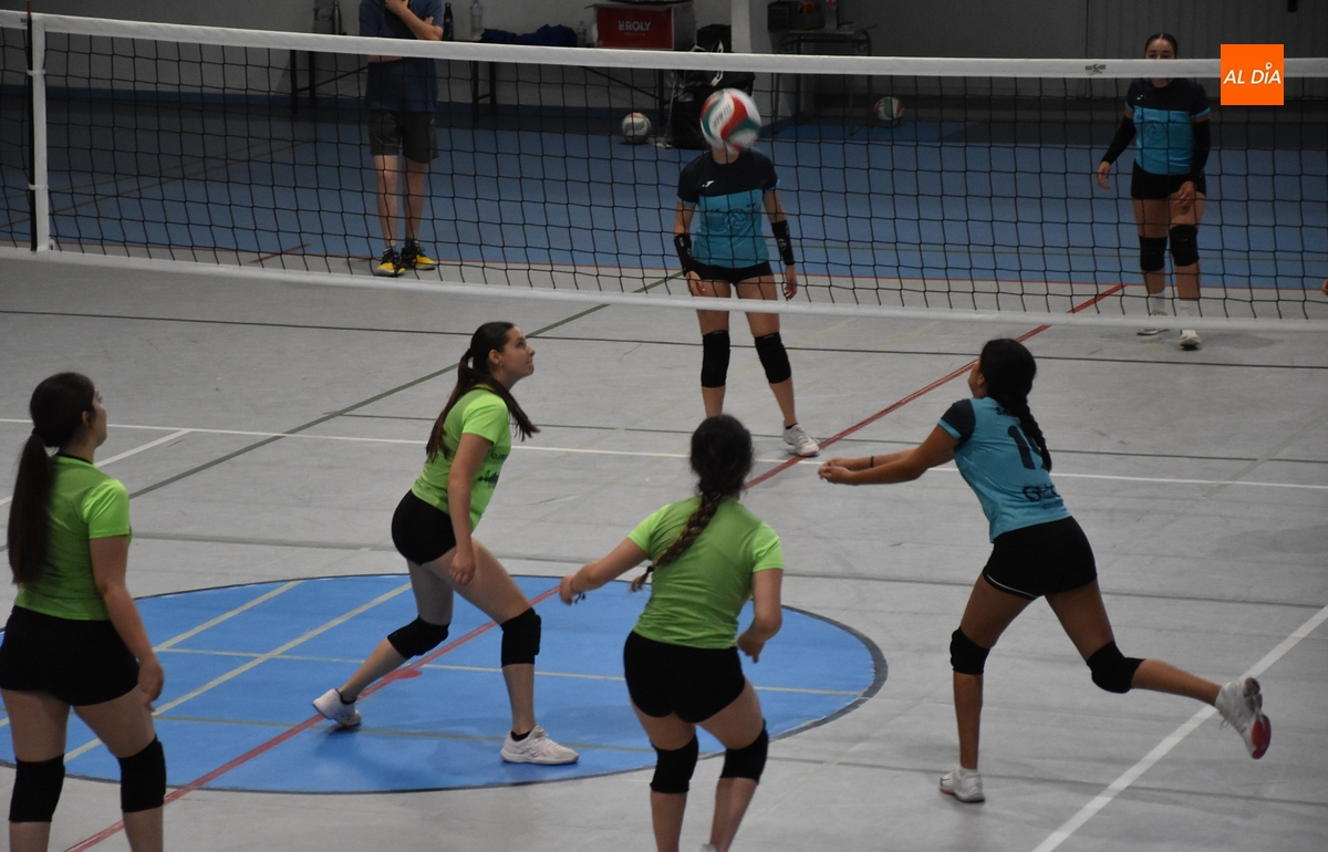 Entretenida fase de grupos del 4º Torneo de Voleibol Femenino