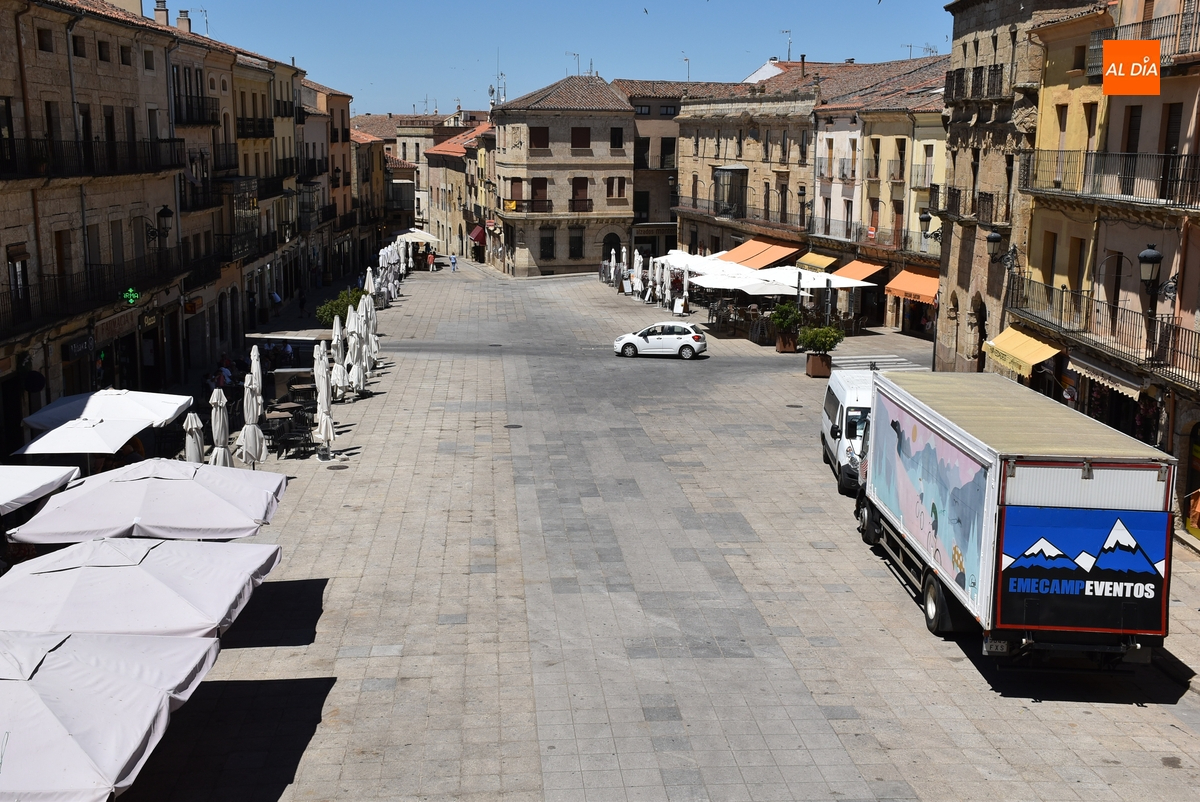 La Plaza Mayor luce más despejada de lo habitual esperando la llegada de los ciclistas