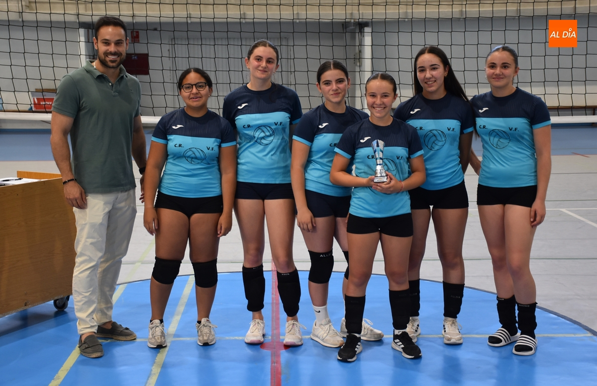 El equipo con amplia representación de Fuenteguinaldo se lleva el 4º Torneo de Voleibol Femenino