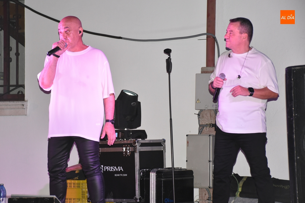 El Dúo Teclas anima la noche dominical rememorando grandes éxitos musicales