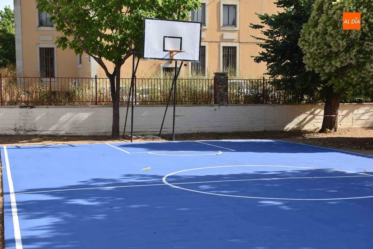 Nueva vida para la veterana pista de basket del Colegio San Francisco