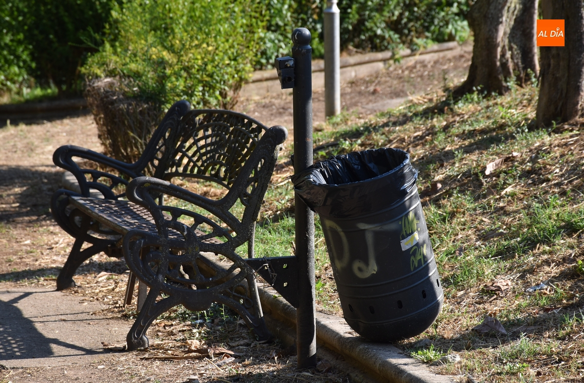 Las papeleras de la entrada al Camino de las Higueras sufren un ataque vandálico múltiple