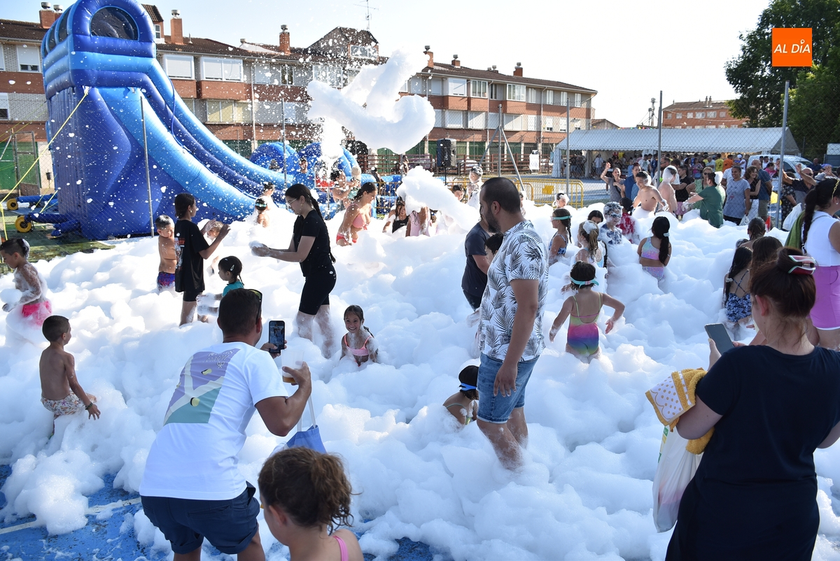 Niños y no tan niños alivian el calor con hinchables acuáticos y una fiesta de la espuma