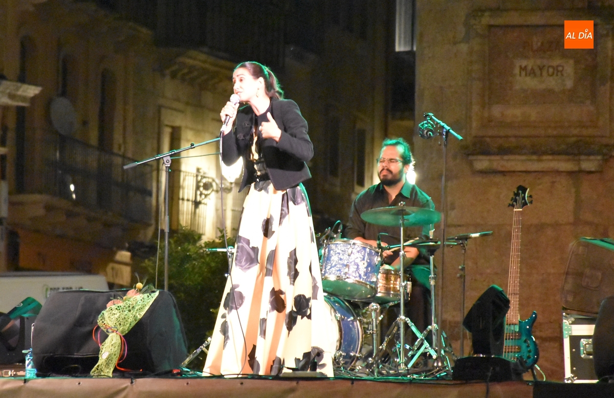 Vera Nunes expande la magia de sus fados por la Plaza Mayor mirobrigense