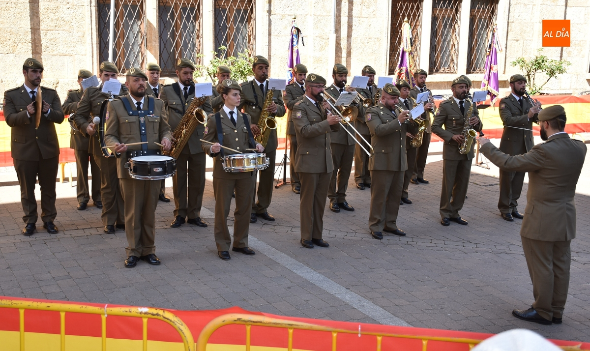 La Banda de Guerra del REI Nº11 completa con sus sones la mañana de recuerdo y homenaje