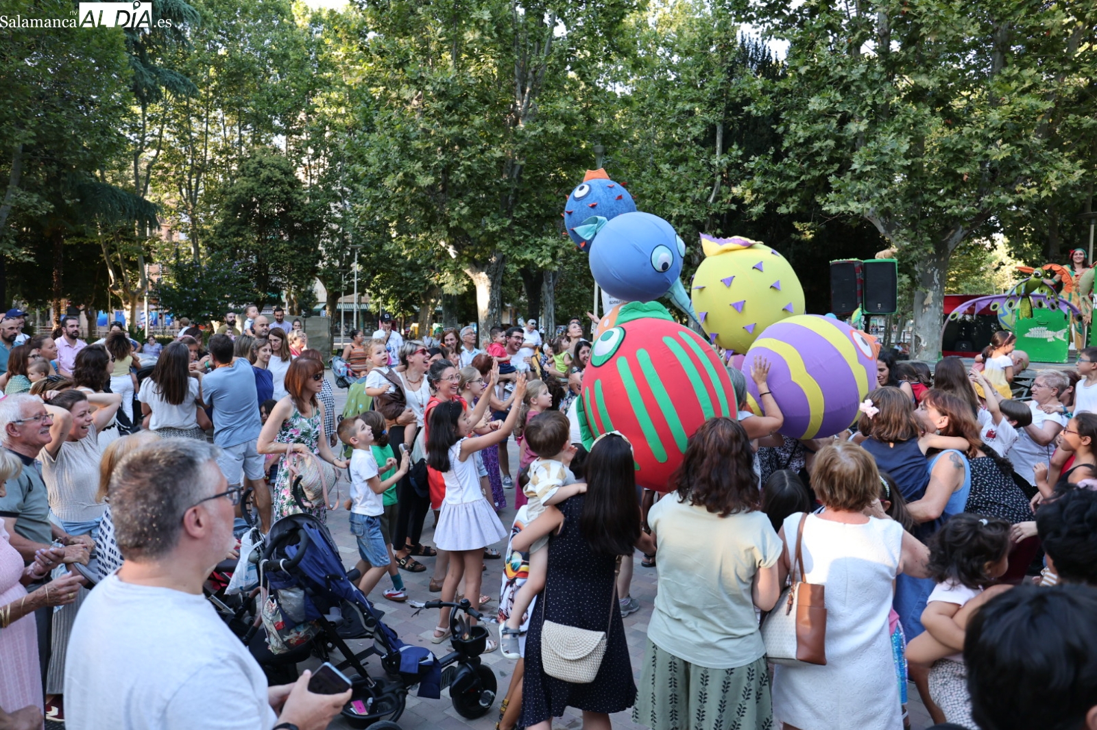 FOTOS | Salamanca rinde homenaje a sus abuelos con un gran espectáculo intergeneracional en La Alamedilla