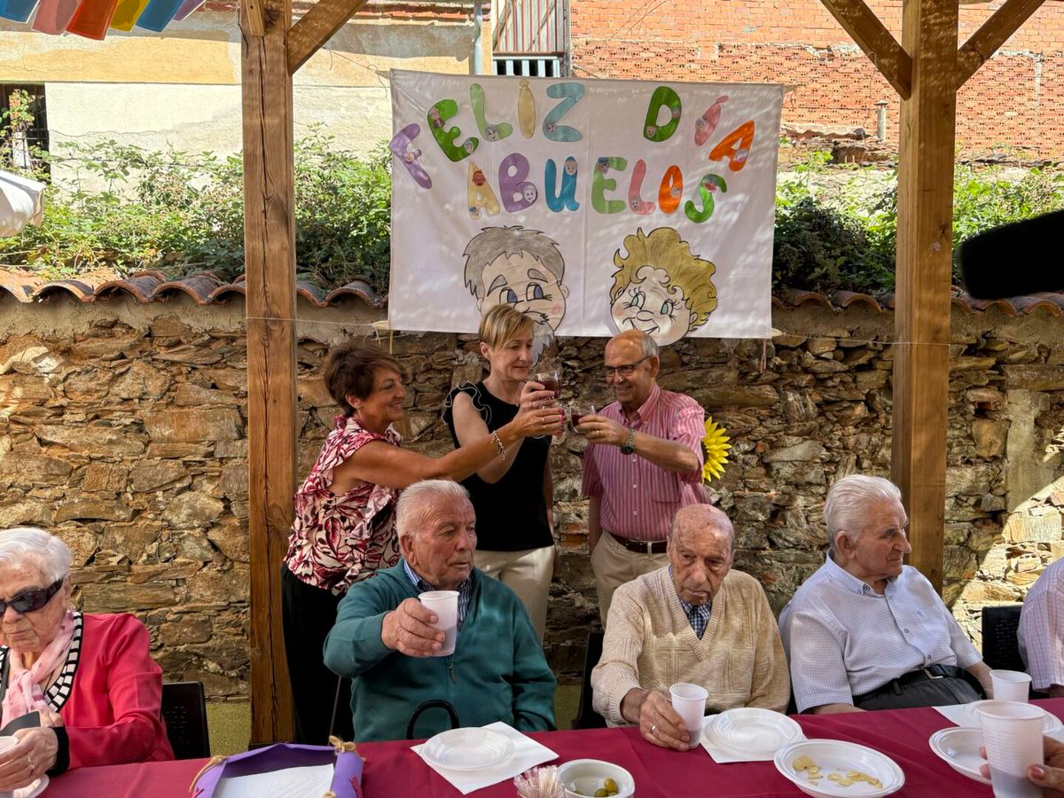 Homenaje, recuerdos y sorpresas: los abuelos de Guijuelo celebran su día más especial