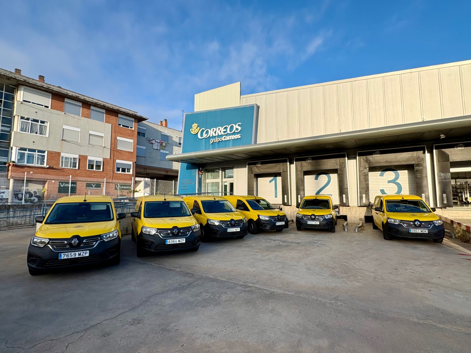 Correos incorpora 6 nuevas furgonetas eléctricas a su flota de reparto en Salamanca
