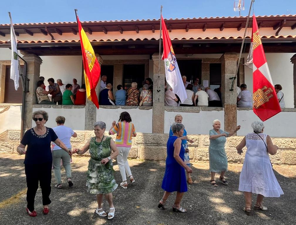 El Tilero de Navasfrías recupera la misa en el estreno de su nueva Ejecutiva en su fiesta anual