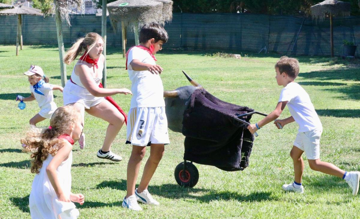 La celebración de San Fermín llega al Campamento Urbano de Fuentes de Oñoro