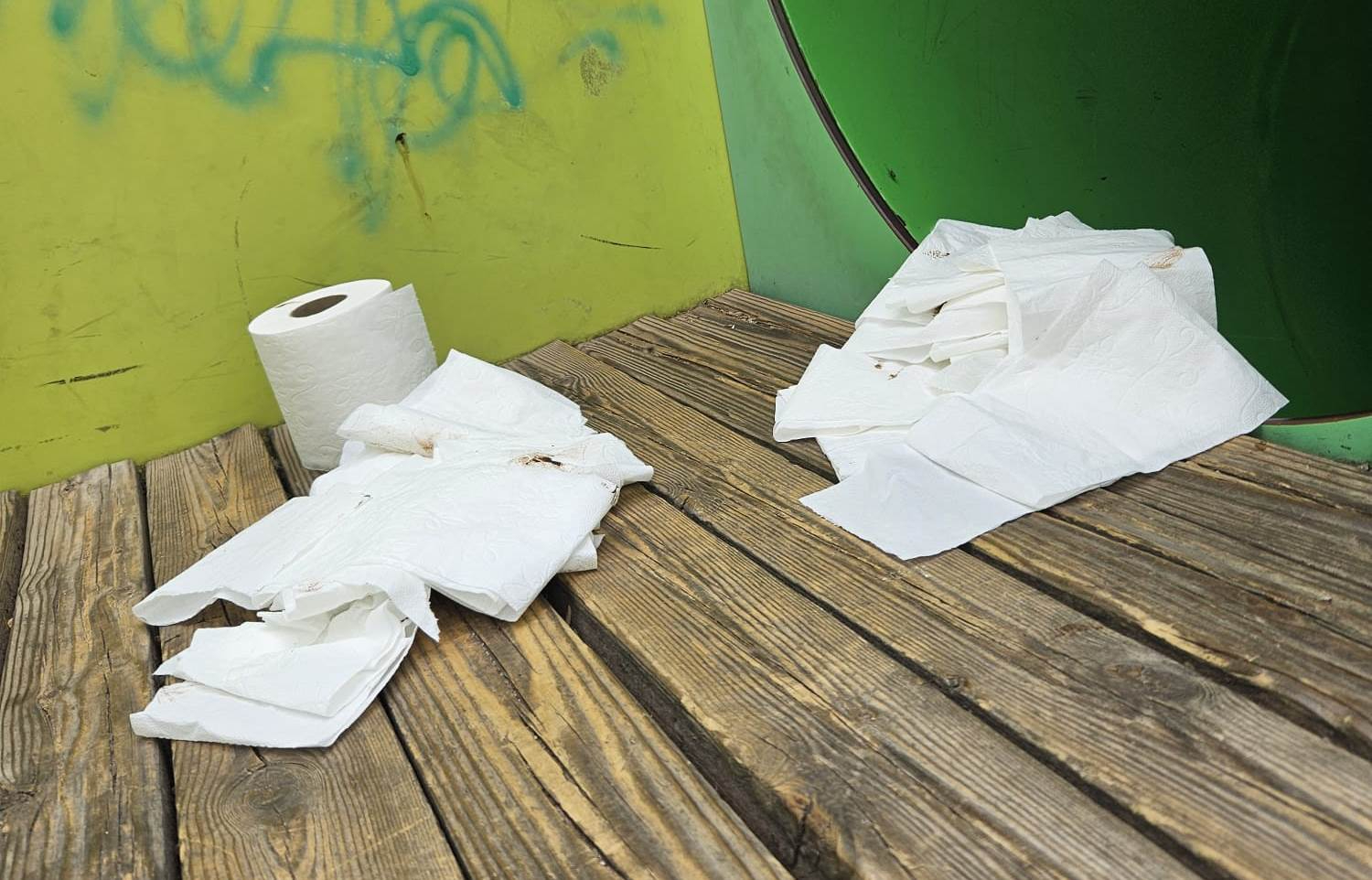 Defecan en el interior del saltamontes del Parque de La Glorieta