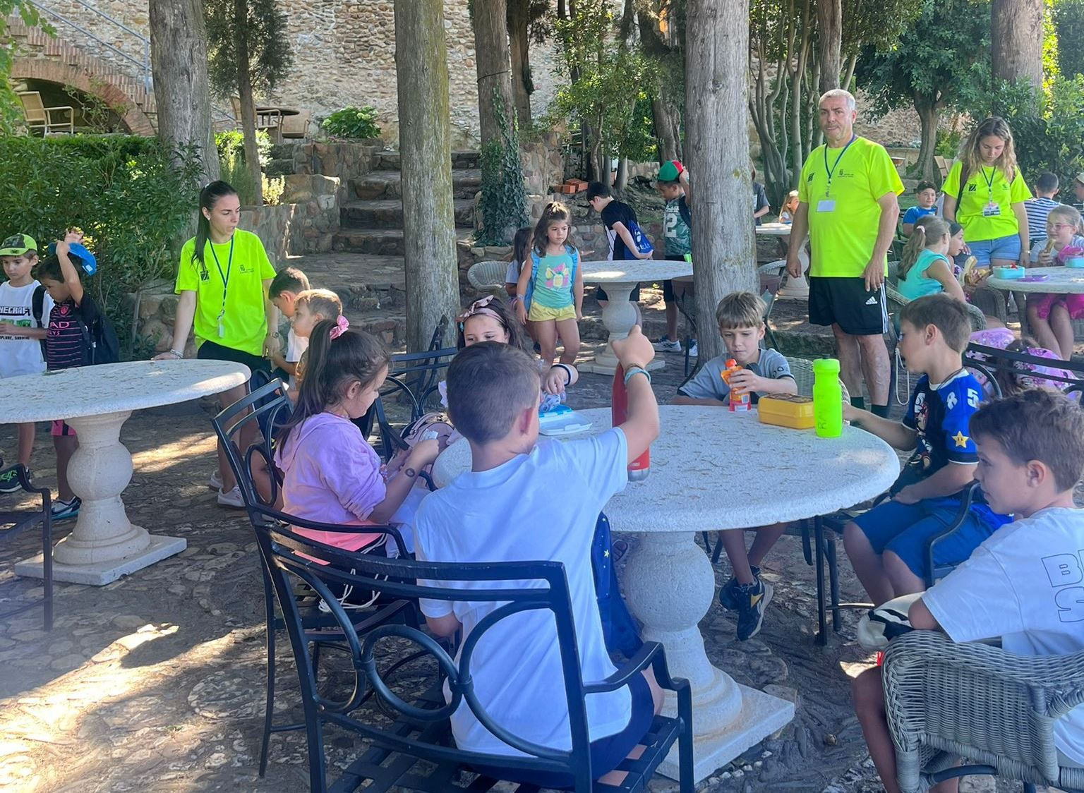 Los niños de Primaria de Conciliamos recorren el Parador de Turismo