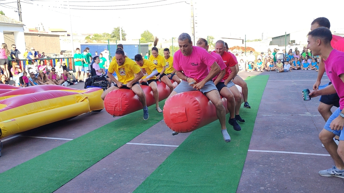 Las peñas de Villasbuenas desatan las risas en un divertido Gran Prix de Encierros Infantiles Huertos