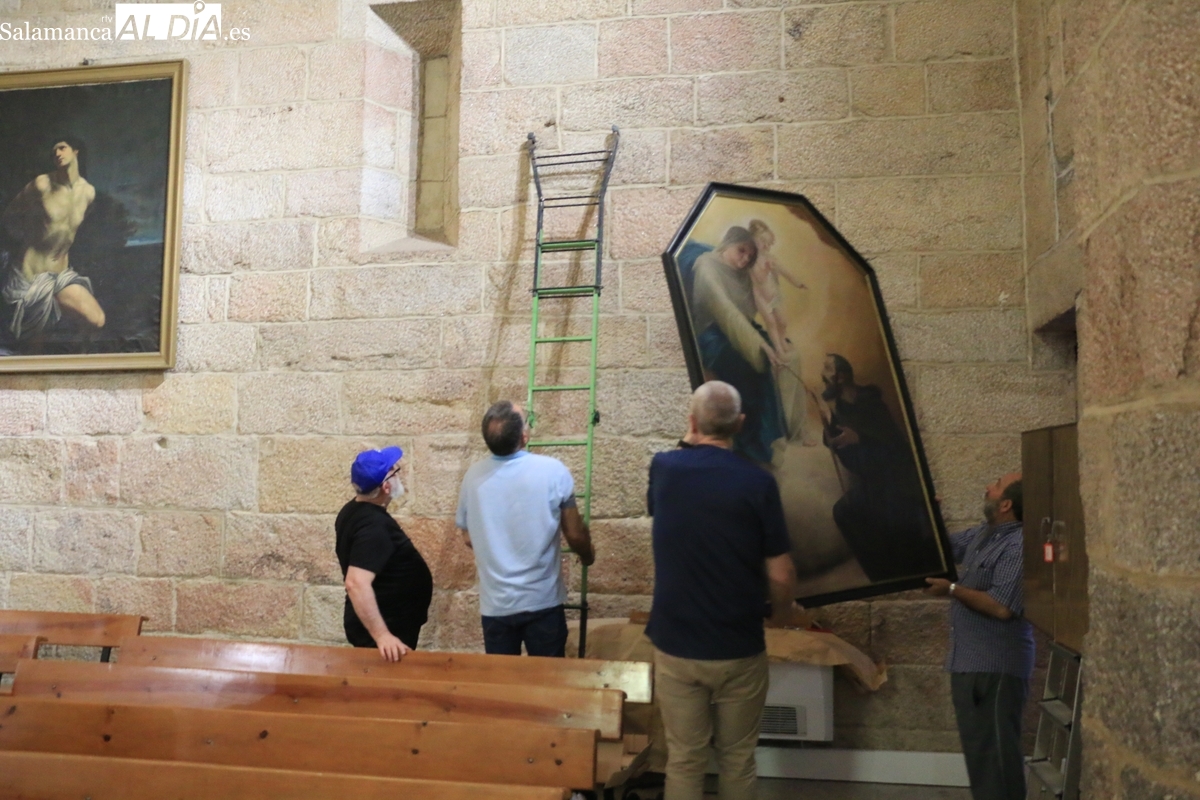 La obra de Vidal González Arenal crece en Vitigudino: la iglesia acoge los cuadros del convento y suma 11 réplicas de la exposición de Salamanca