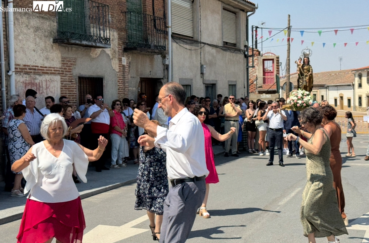 Honores a la Virgen del Rosario y unión vecinal en el comienzo de las fiestas en Mancera de Abajo