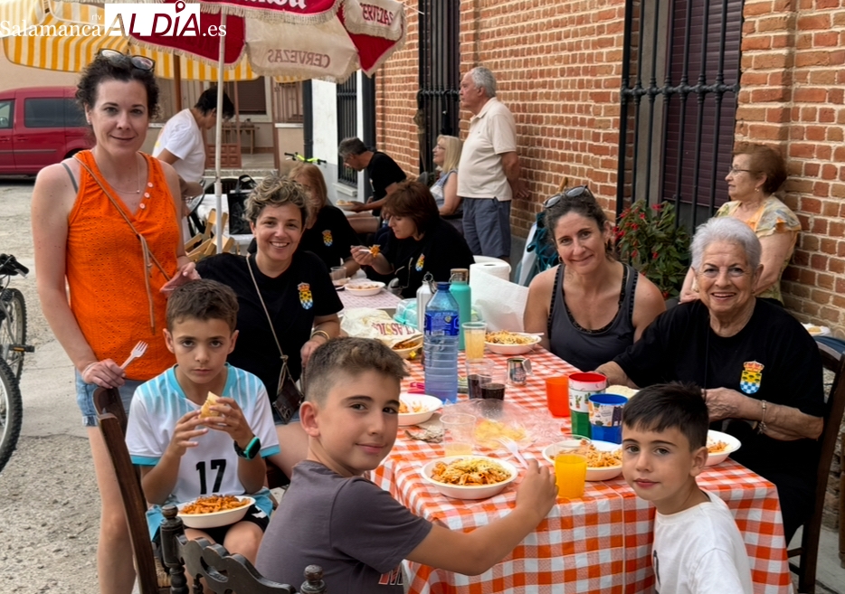 Multitudinaria macarronada en familia en Mancera de Abajo