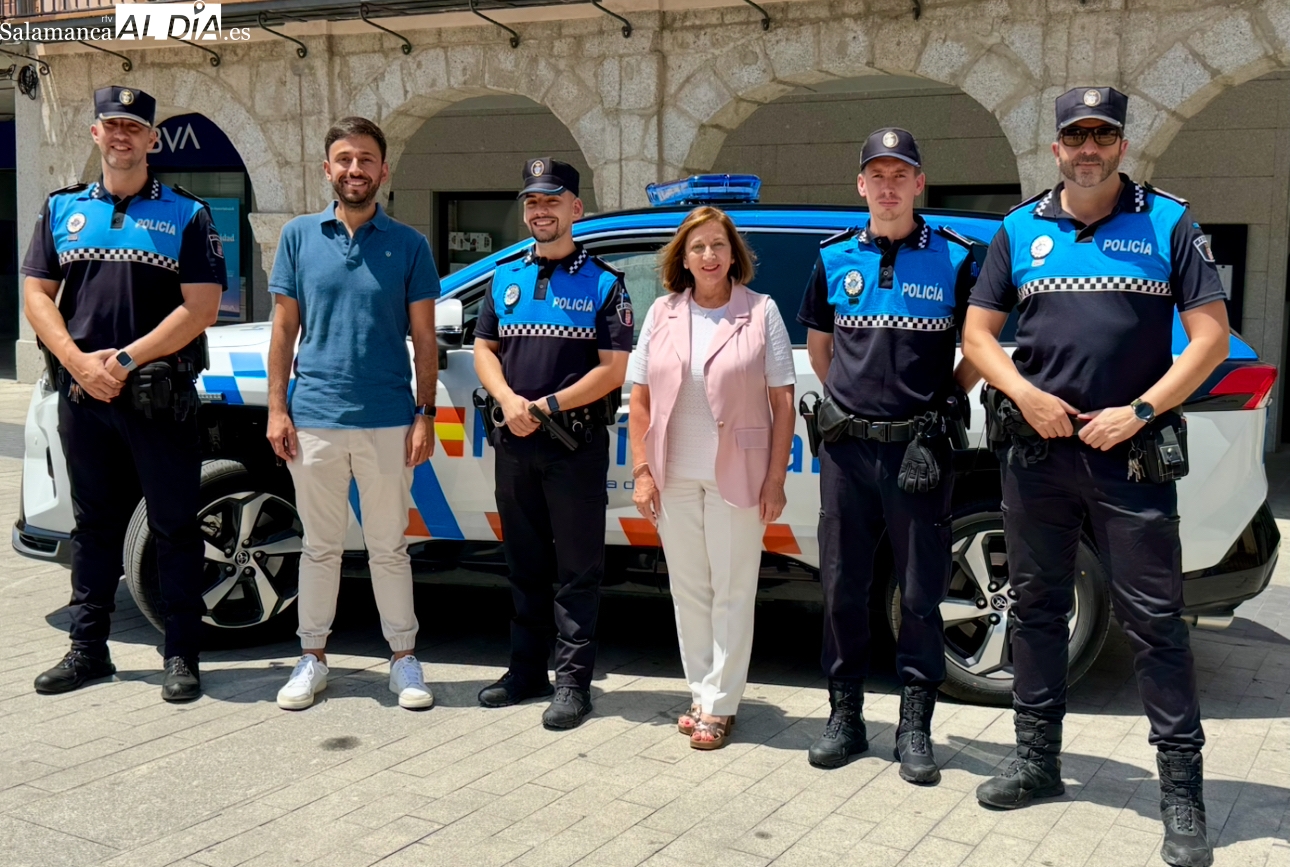 La Policía Local recibe a sus dos nuevos miembros, que completan una plantilla de diez agentes