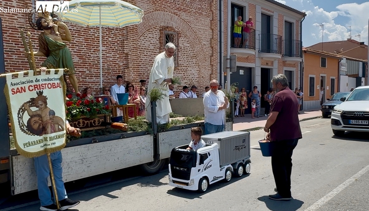Vehículos, conductores y vecinos, unidos en torno a San Cristóbal en su tradicional celebración