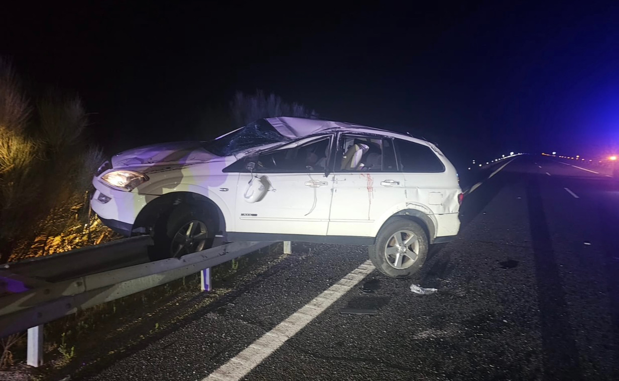 Dos heridos en un aparatoso accidente en la A-50 en Ventosa del Río Almar