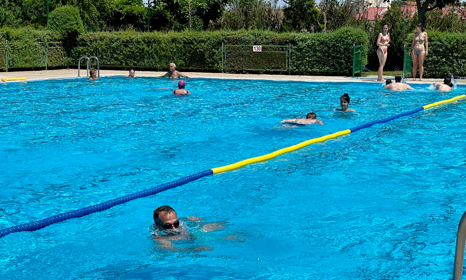 Remojones, deporte y una buena causa, protagonistas del Reto ‘Mójate por la esclerosis múltiple’ en las piscinas de Macotera