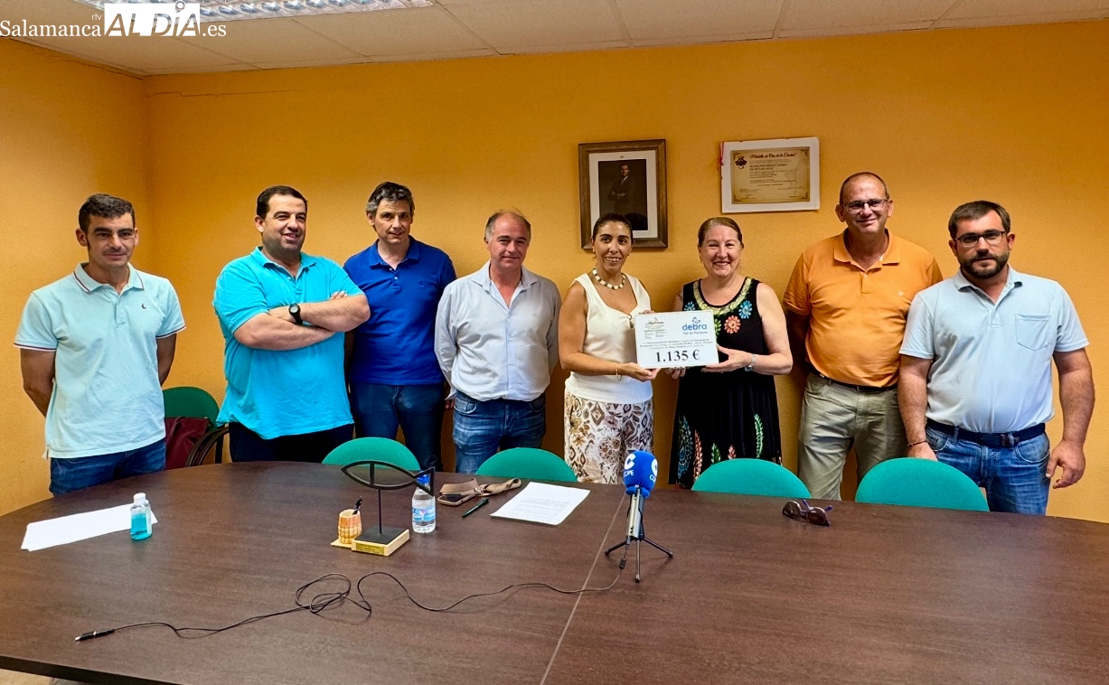 Emocionante entrega de la Mancomunidad de los más de 1.100 euros recaudados en su fiesta y en favor de la asociación Piel de Mariposa