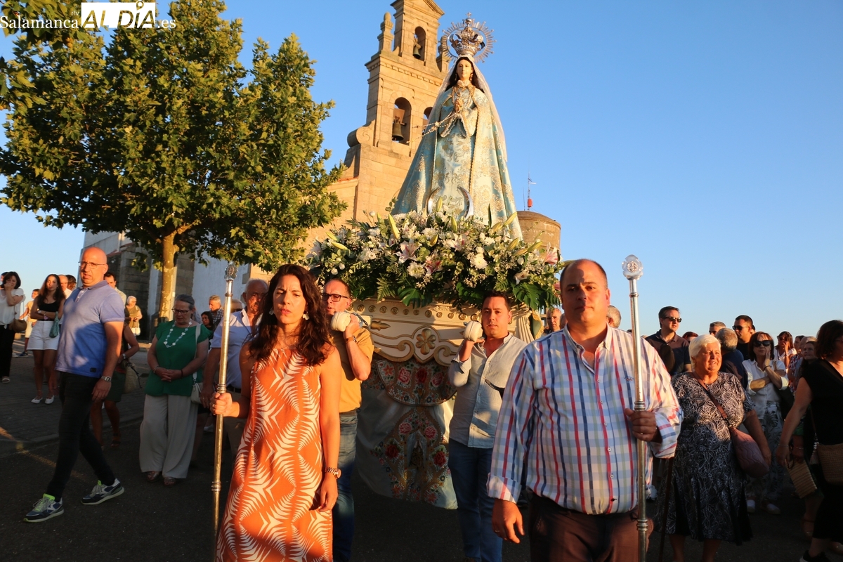 Los hermanos Alberto y Laura Moro Pérez guían a la Virgen del Socorro hasta la iglesia en Vitigudino