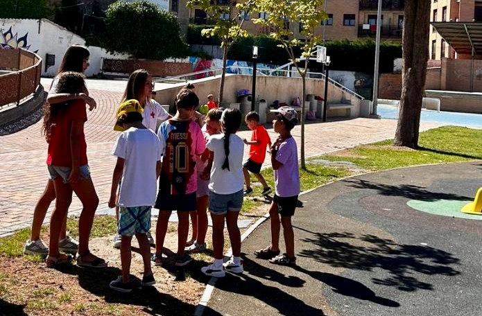 Pequeños y adolescentes disfrutan con el campamento urbano de Cruz Roja, uniendo diversión y conciliación