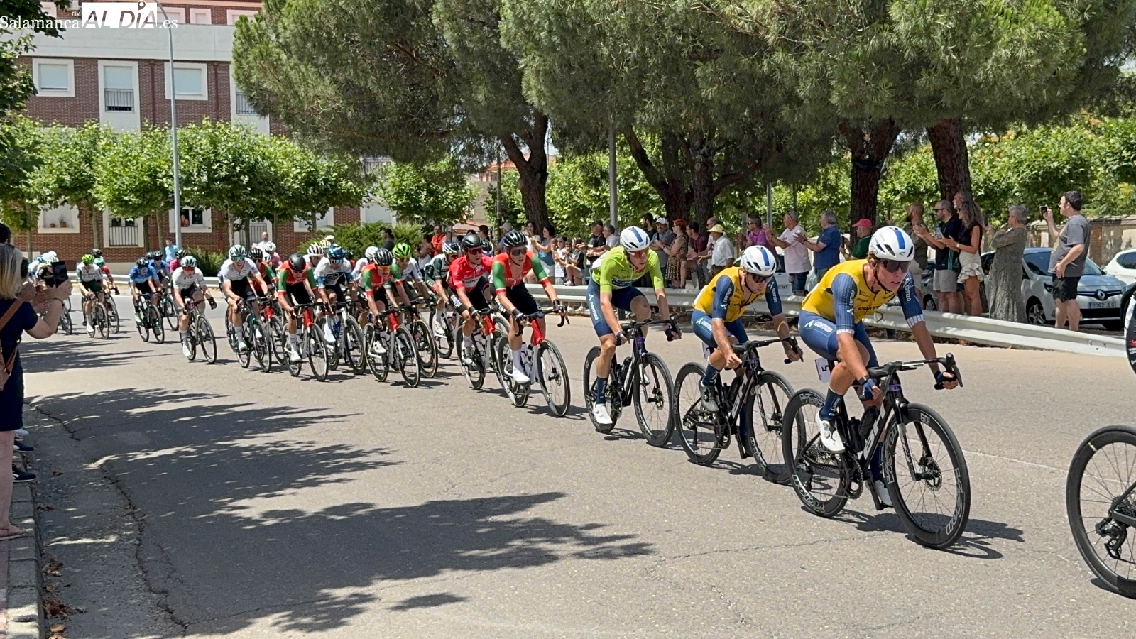 La III Vuelta Ciclista a Castilla y León vive una rápida meta volante con gran expectación vecinal