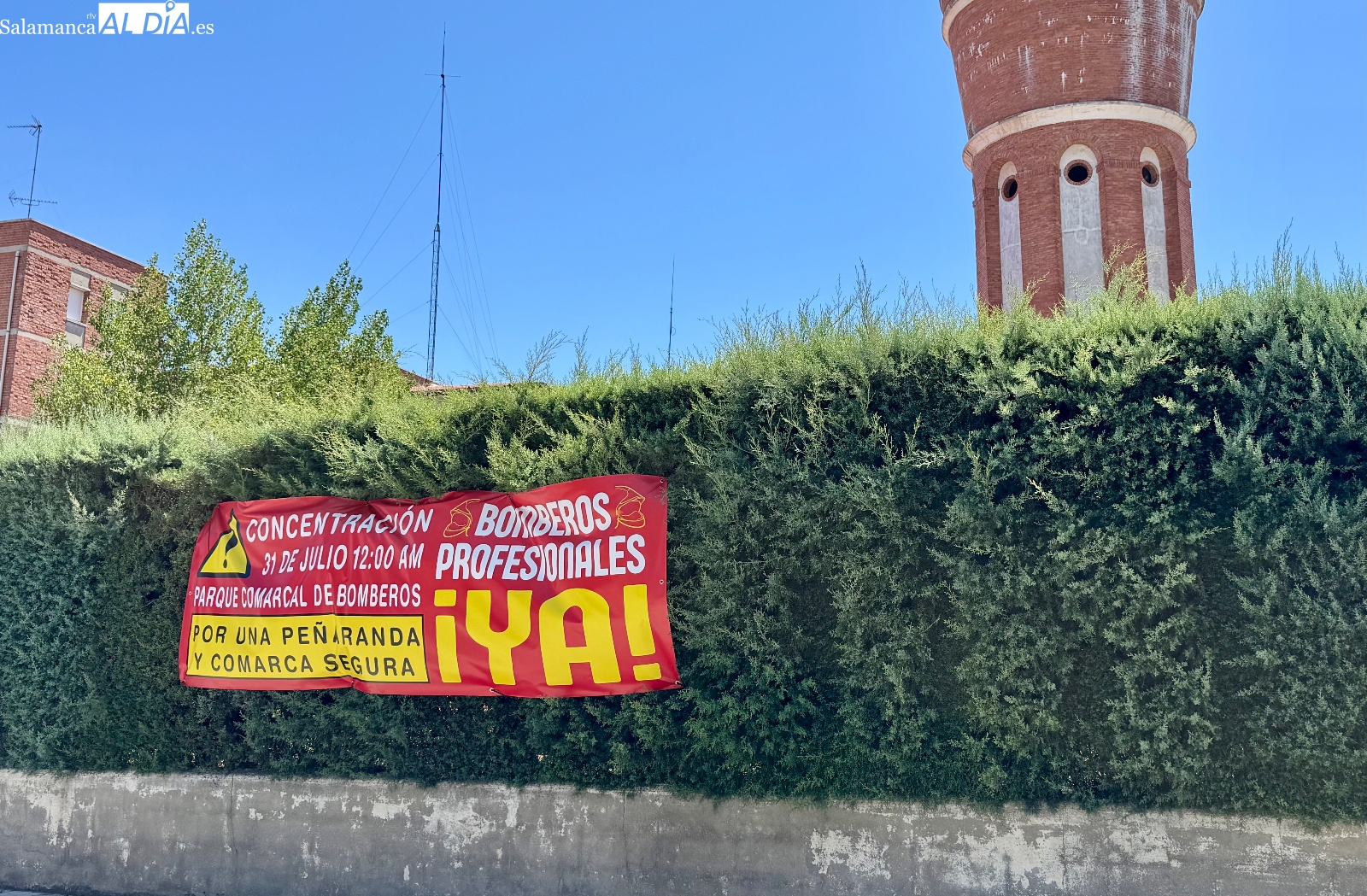 Una pancarta llama a la movilización masiva vecinal para exigir la llegada de bomberos profesionales a Peñaranda