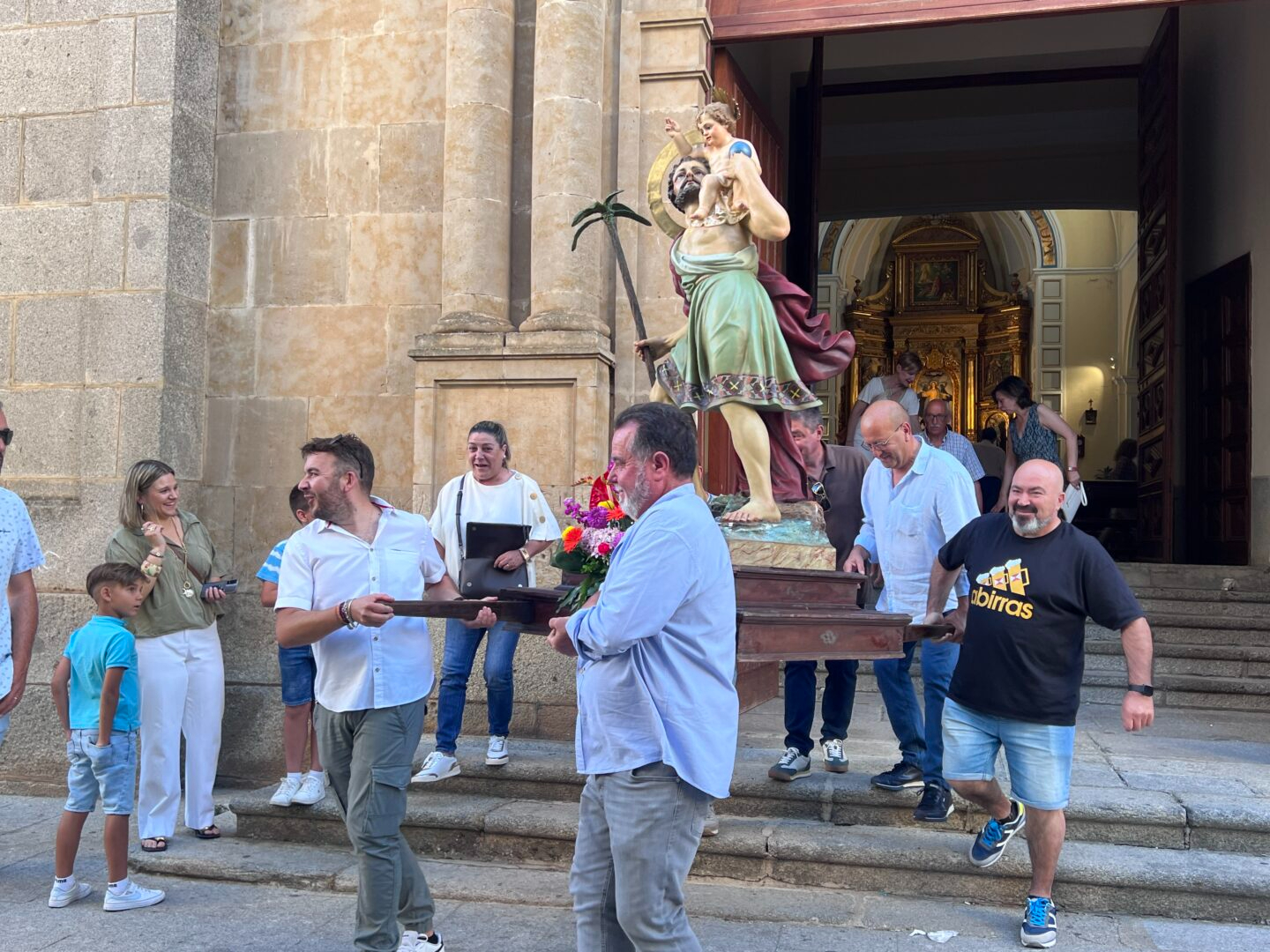 Guijuelo celebra San Cristóbal con el tradicional desfile de vehículos y música