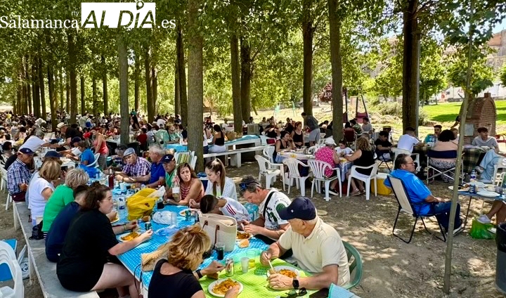 Santiago de la Puebla entrega los más de 1400 euros recaudados en la paella de las fiestas a la asociación Piel de Mariposa