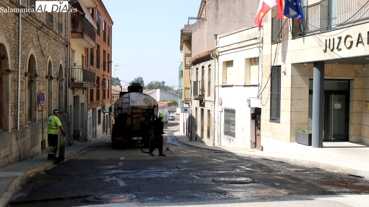 Maquinaria en marcha en Vitigudino para el asfaltado de tres céntricas calles