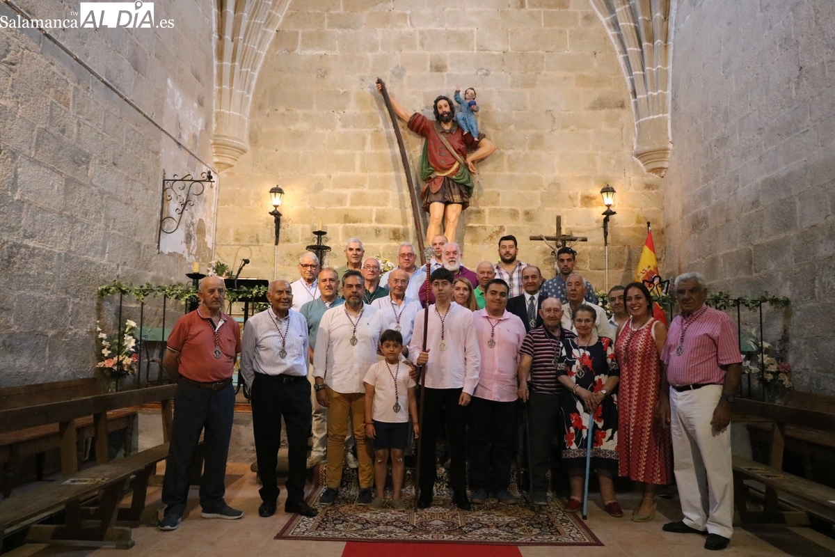 Jorge Borrego Chico recibe la vara como mayordomo de San Cristóbal en Guadramiro