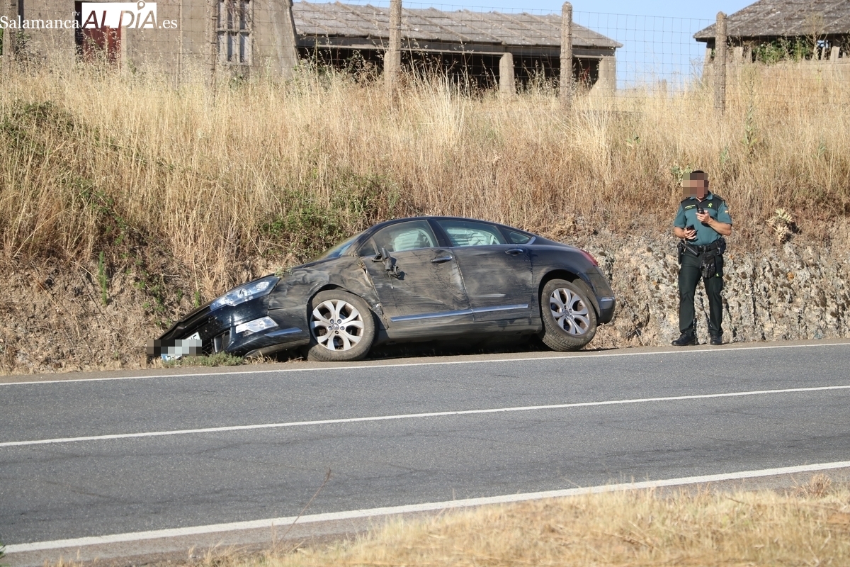 Una mujer resulta herida tras salirse de la vía en la circunvalación de Vitigudino